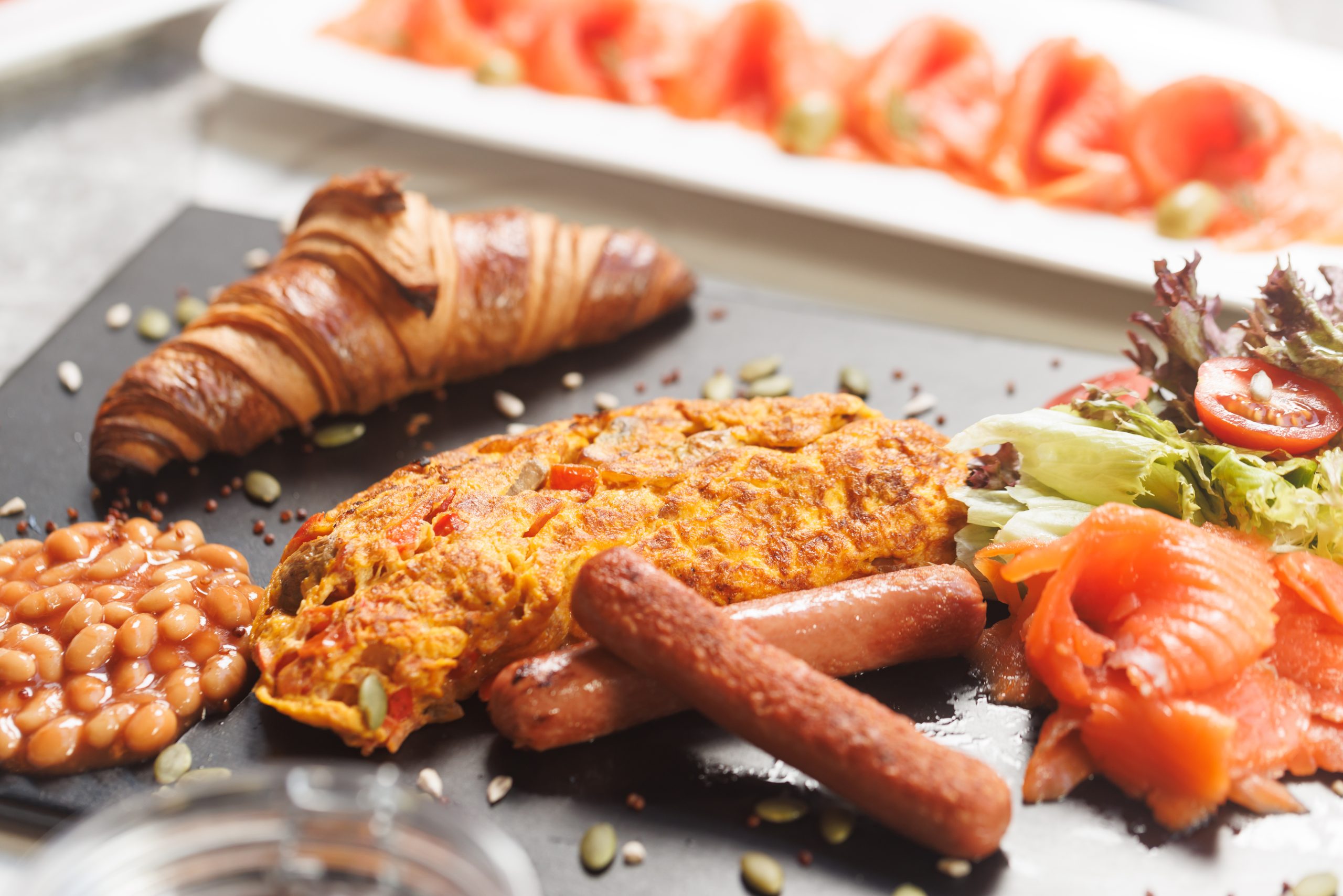 豪華客房­面積為26平方米至38平方米，富現代感設計綴以特色家具及飾面等細節，增添精緻質感。