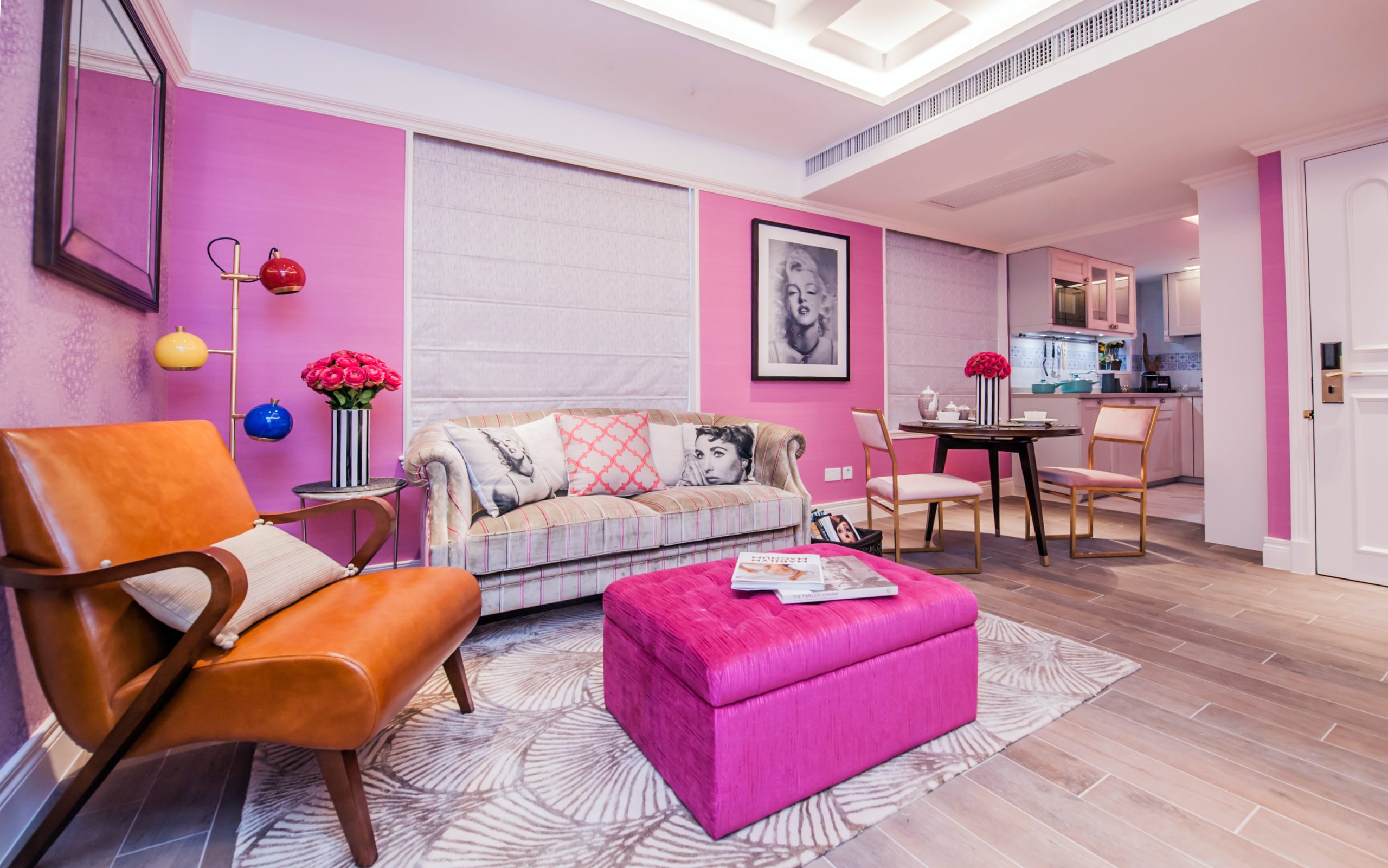 豪華客房­面積為26平方米至38平方米，富現代感設計綴以特色家具及飾面等細節，增添精緻質感。